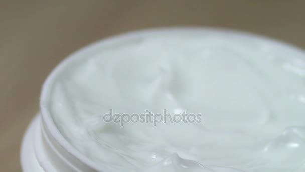 Valkoinen lempeä kosmeettinen kerma Sormeiltu, makro lähikuva
 - Materiaali, video