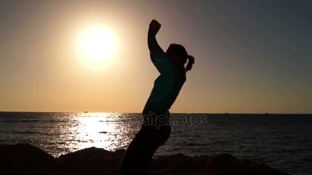 Tyttö harjoitellaan kamppailulajeja Sunset
 - Materiaali, video