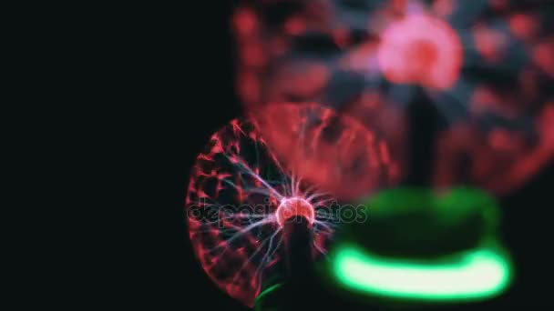 Vista de perto da bola de plasma com raios de energia em movimento dentro no fundo preto
 - Filmagem, Vídeo