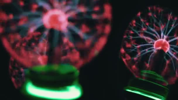 widok zbliżenie piłka w osoczu z ruchomymi promienie energii wewnątrz na czarnym tle - Materiał filmowy, wideo