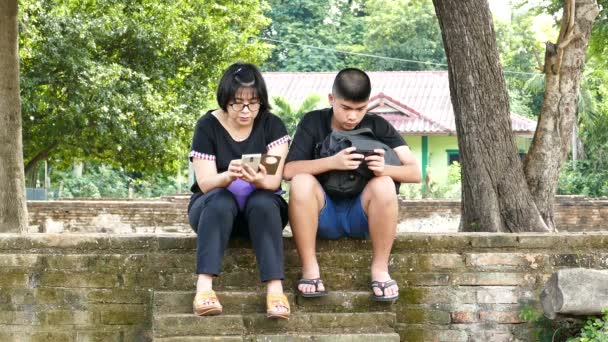 Γιος και μητέρα χρησιμοποιώντας tablet. - Πλάνα, βίντεο