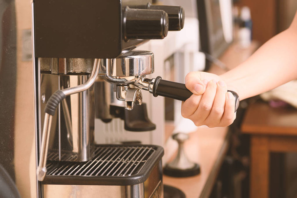 Barista macht Kaffee aus Espressomaschine - Foto, Bild