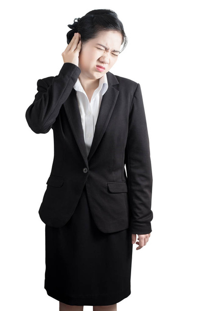 Kopfschmerz-Symptom bei einer Geschäftsfrau isoliert auf weißem Hintergrund - Foto, Bild