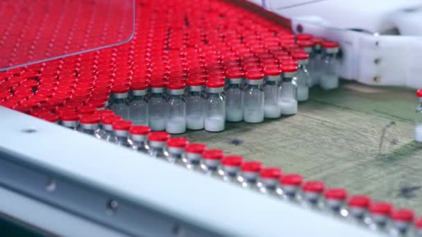 Farmaceutische flessen op de productielijn. Farmaceutische productieproces - Video