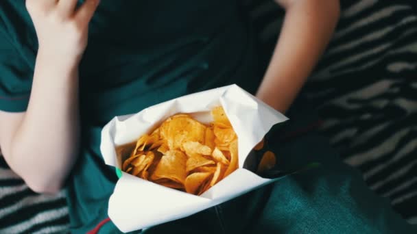 Poika syö paketti perunalastuja epäterveellistä ruokaa
 - Materiaali, video