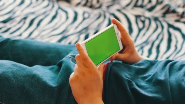 Dispositivo de pantalla táctil en espera, primer plano de las manos femeninas usando un teléfono inteligente. croma-key, pantalla verde
 - Metraje, vídeo