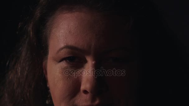 Brunetka Kobieta, z brodawek na nos i Złoty kolczyk patrząc w kamerę, marszczy brwi - Materiał filmowy, wideo