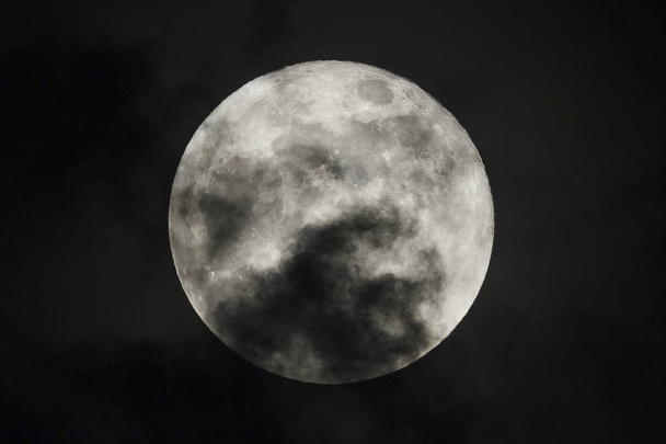 Luna llena en la noche oscura - Foto, imagen