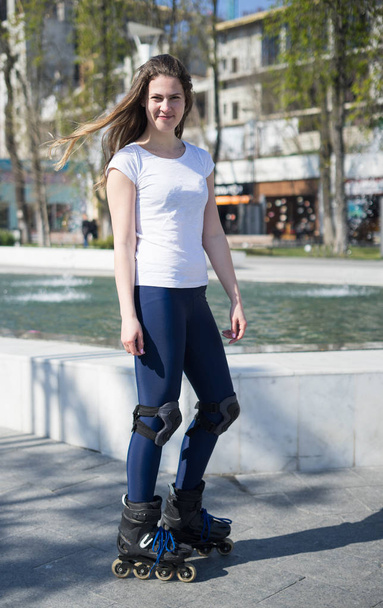 Gelukkig Roller meisje schaatsen in het park - Foto, afbeelding
