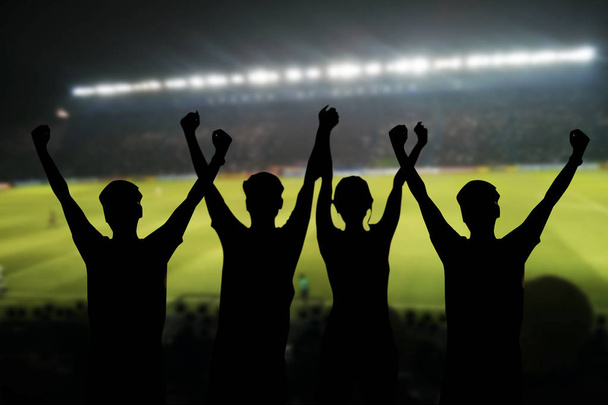 siluetas de los aficionados al fútbol en un partido y espectadores en el fútbol
 - Foto, imagen