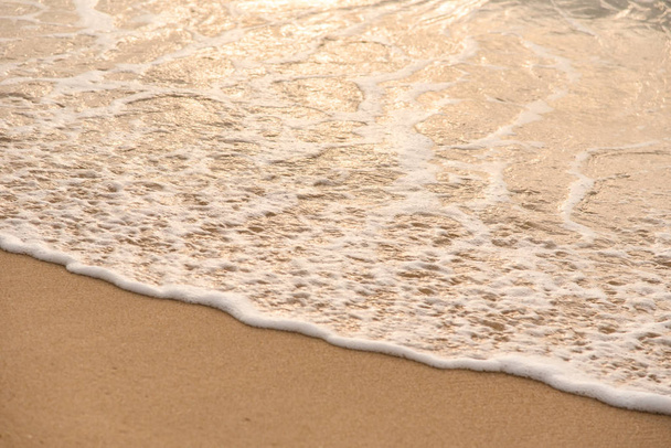 Ondas oceánicas agotadas en la playa por la mañana
 - Foto, imagen
