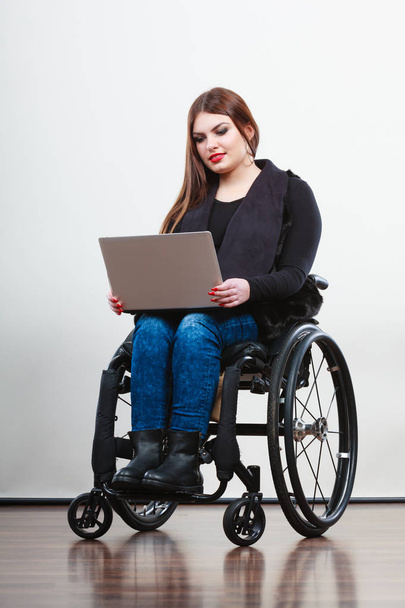 mujer discapacitada con portátil en silla de ruedas. - Foto, Imagen