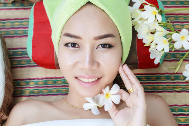 retrato de hermosa mujer asia en el ambiente de spa y Beautifu
 - Foto, imagen
