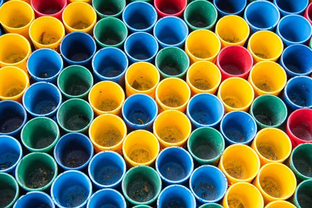 Widok z góry podstawowych kolorów kubków kolor mix dla artysty malarstwo - Zdjęcie, obraz