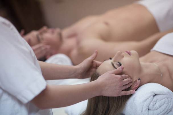 couple enjoying head massage at the spa - Foto, Imagem