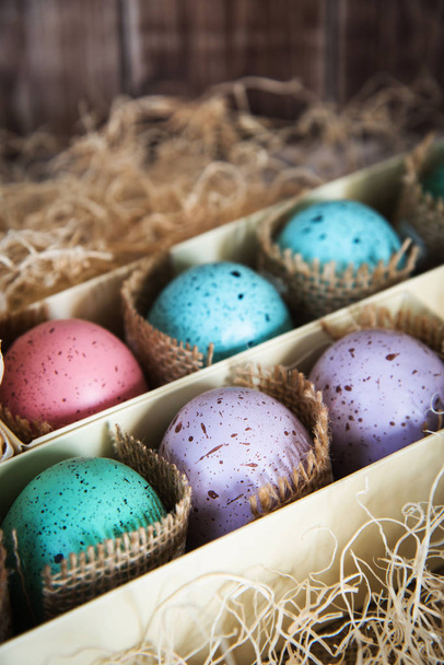 assortiti colorati uova di Pasqua dipinte in una confezione regalo,, con cippato
 - Foto, immagini