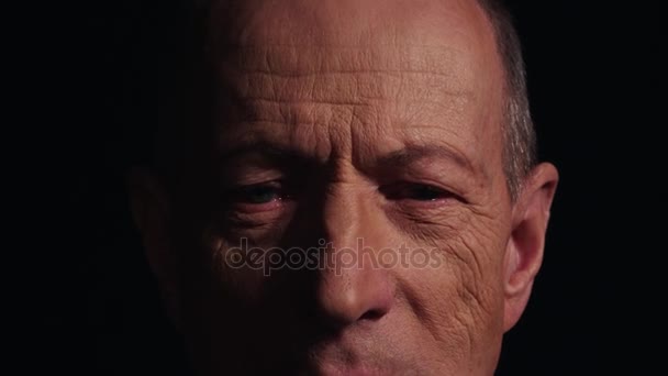 Retrato de gris arrugado viejo triste caucásico hombre baja la vista
 - Metraje, vídeo