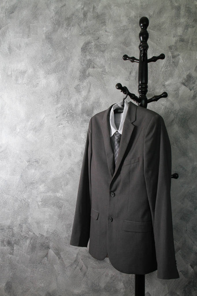 Szary garnitur i krawat i białą koszulę na tło grunge. - Zdjęcie, obraz