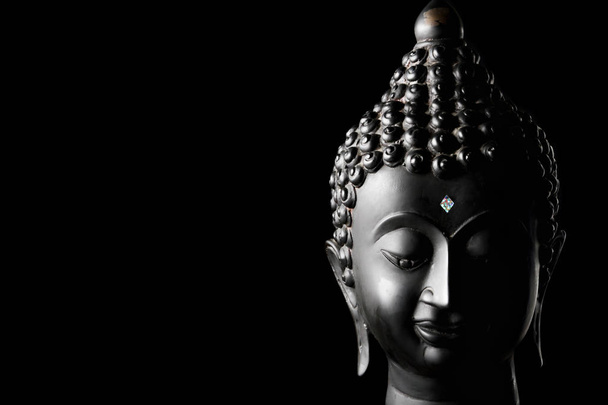 Estatua de Buda sobre fondo negro. Espacio libre para texto
 - Foto, imagen