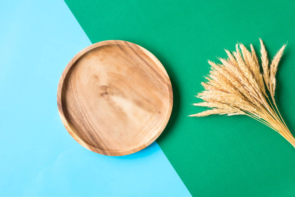 Wooden tray and paddy on colorful background. - Foto, Imagem