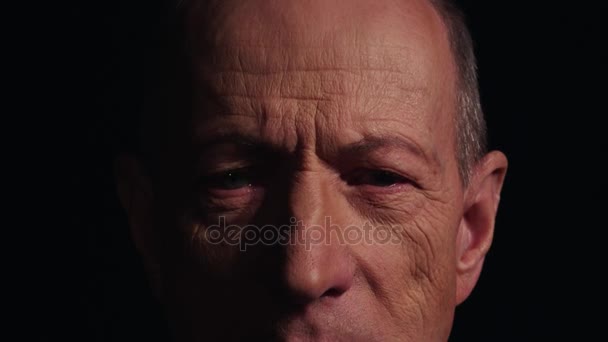 Retrato de pelo gris arrugado caucásico estricto abuelo mirar en la cámara
 - Metraje, vídeo