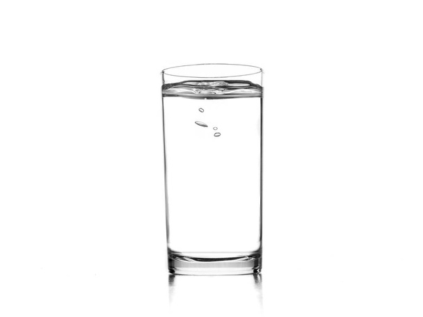 Vidro de água pura sobre fundo branco
. - Foto, Imagem