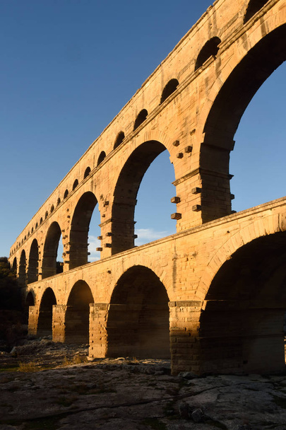 Puesta de sol en Pont du Gard en Provenza, Francia
 - Foto, Imagen