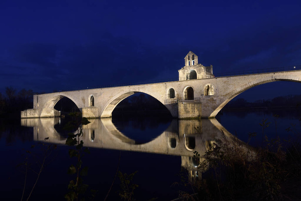 Noite na ponte de Saint Benezet, Avignon, França
 - Foto, Imagem