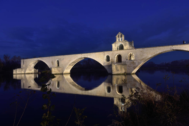 Ніч на міст Сен Benezet, Авіньйон, Франція - Фото, зображення