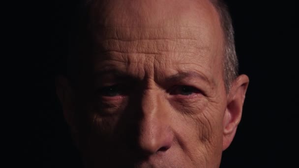 Portrét šedé vlasy vrásčitý starý děda smutně díval do kamery - Záběry, video