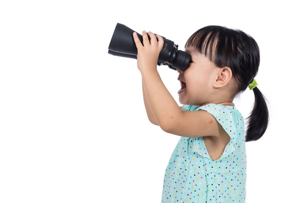 Asian Chinese little girl holding binoculars - Fotó, kép