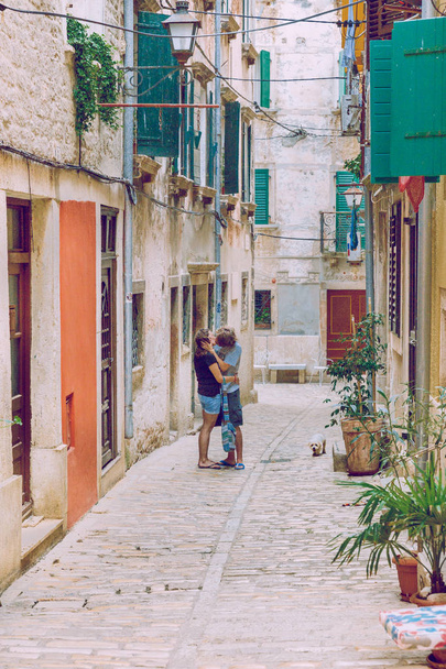 Pula, Croatie, 2016, Street view, peoples kissing. Old street wi
 - Photo, image