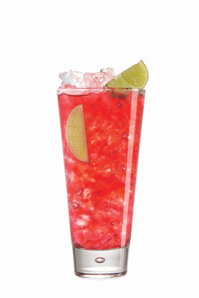 Red cocktail with lime - Zdjęcie, obraz
