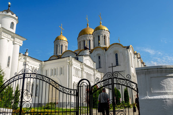 夏にウラジミールの古い正教会。ロシアの金の指輪. - 写真・画像
