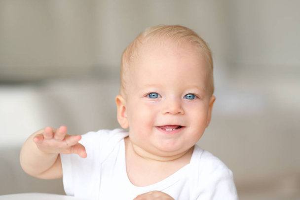 Niño con ojos azules
 - Foto, imagen