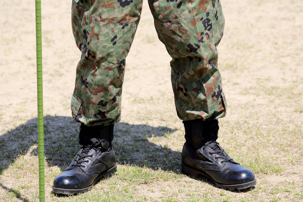 Soldato in piedi con stivali
 - Foto, immagini