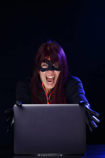Screaming brunette hacker at night - Фото, зображення