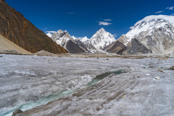 River curve of Vigne glacier in front of K2 and Broadpeak mounta - Valokuva, kuva
