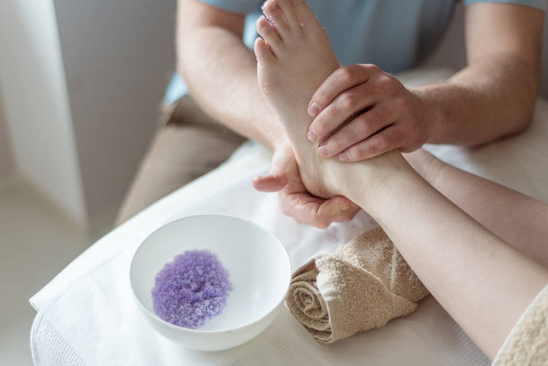 foot massage salt scrub - Foto, immagini