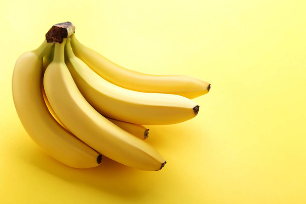 Γλυκές μπανάνες στο κίτρινο φόντο - Φωτογραφία, εικόνα