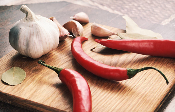 Garlic and hot peppers  - Foto, immagini