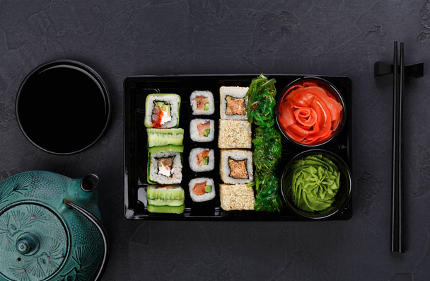 Conjunto de sushi maki e rolos close-up na caixa de entrega
 - Foto, Imagem