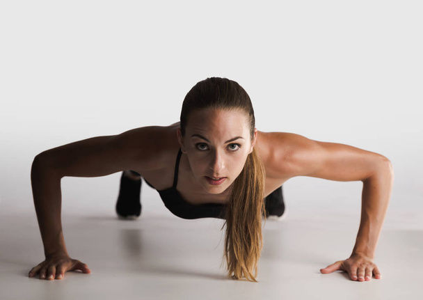 woman doing push-ups  - Zdjęcie, obraz