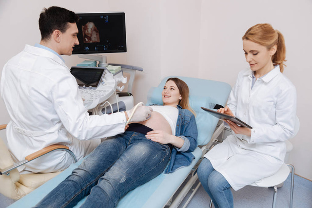 gynecologists providing examination for pregnant woman  - Zdjęcie, obraz