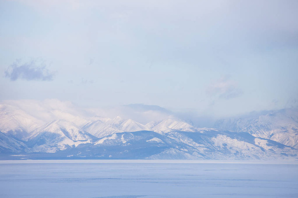 Baykal Gölü. Karlı dağ zirveleri, kış manzarası.  - Fotoğraf, Görsel