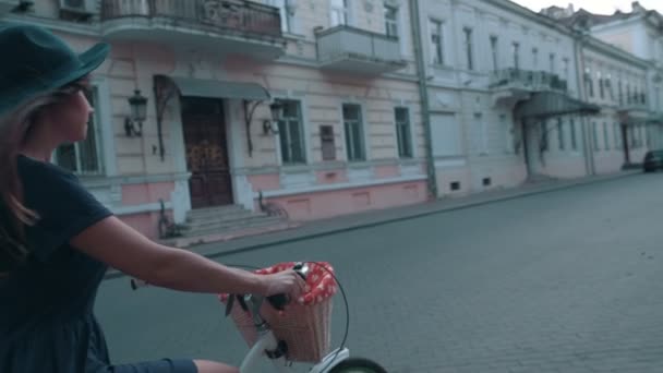 woman riding vintage bike at city - Záběry, video