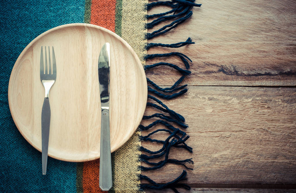 Faca e garfo em um pedaço de madeira
 - Foto, Imagem