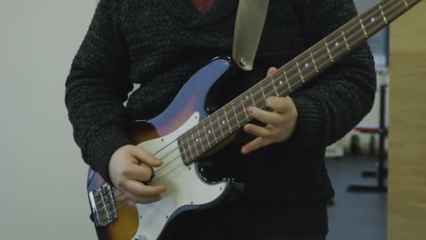 Homem toca baixo guitarra close-up
 - Filmagem, Vídeo