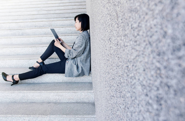Business donna di lavoro sedersi e utilizzando tablet digitale
 - Foto, immagini