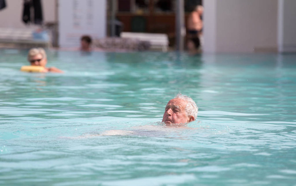 Старший в бассейне - Фото, изображение